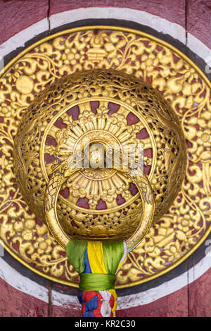 Belle poignée de porte d'or dans le monastère de Rumtek à Gangtok, Inde. Détail de l'architecture close-up Banque D'Images