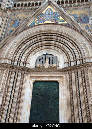 La porte principale à l'ouest - La cathédrale d'Orvieto . Orvieto, Ombrie, Italie Banque D'Images