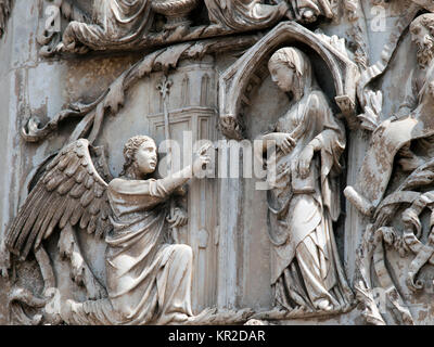 Façade du Duomo d'Orvieto. Le troisième pilier avec des histoires du Nouveau Testament . L'Annonciation Banque D'Images