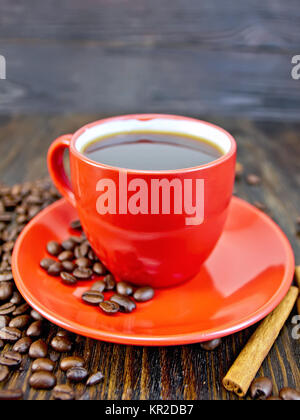 Tasse de café en rouge à la cannelle à bord Banque D'Images