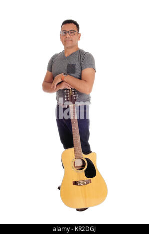 Hispanic man standing avec guitare. Banque D'Images