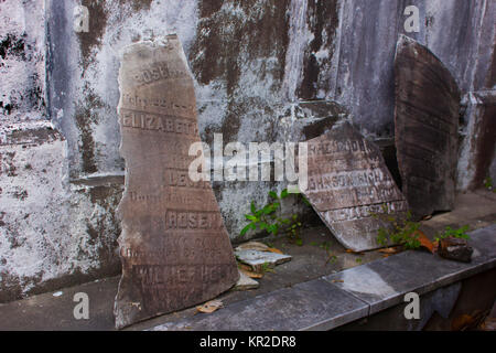 L'ancienne pierre tombale de fragments dans le cimetière Lafayette, New Orleans, LA. Banque D'Images