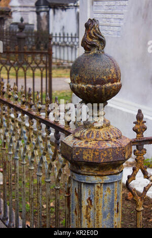 Cast iron fence détail dans un cimetière de la Nouvelle Orléans. Banque D'Images