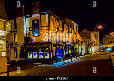 Tunbridge Wells G Collins et fils de bijoutiers indépendants avec brevet royal de Sa Majesté la Reine Elizabeth affichage Noël High Street Kent Mandat Royal Banque D'Images