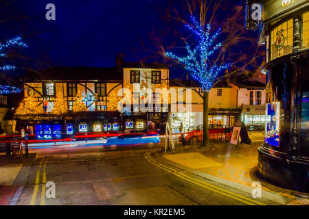 Tunbridge Wells G Collins et fils de bijoutiers indépendants avec brevet royal de Sa Majesté la Reine Elizabeth affichage Noël High Street Kent Mandat Royal Banque D'Images