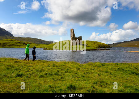 Walker sur les ruines de l'Assynt de MacLeods, Ardvreck Castle à Loch Assynt, Sutherland, Highlands, Ecosse, Grande-Bretagne Banque D'Images