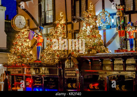 Tunbridge Wells G Collins et fils de bijoutiers indépendants avec brevet royal de Sa Majesté la Reine Elizabeth affichage Noël High Street Kent Mandat Royal Banque D'Images