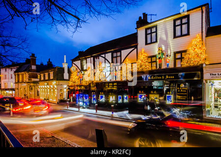 Tunbridge Wells G Collins et fils de bijoutiers indépendants avec brevet royal de Sa Majesté la Reine Elizabeth affichage Noël High Street Kent Mandat Royal Banque D'Images