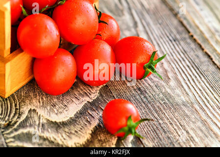 Tomates mûres rouge sortir de la boîte. Vue rustique Banque D'Images