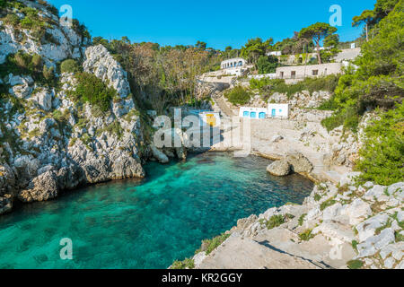 L'idyllique Cala dell'Acquaviva, près de Castro, dans la région des Pouilles Salento (Pouilles), Italie. Banque D'Images