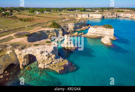 Le pittoresque des piles de Torre Sant'Andrea, dans la région des Pouilles Salento (Pouilles), Italie. Banque D'Images