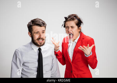 L'homme d'affaires et femme de communiquer sur un fond gris Banque D'Images