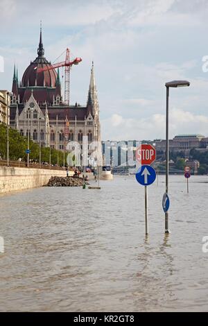 Rue inondée à Budapest Banque D'Images