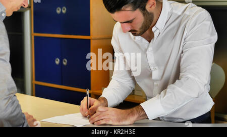 La signature de contrat ou document d'affaires Banque D'Images