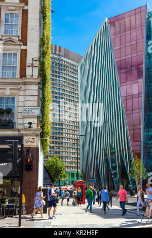 Bâtiment de verre contemporain coloré (la Victoria, London, UK) Banque D'Images