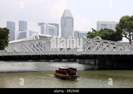 Bateau sur le fleuve de Singapour Banque D'Images