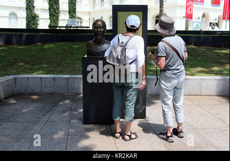 Les touristes à Singapour à la sculpture du Président Ho Chi Minh Banque D'Images