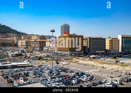 Parkings à proximité de l'édifice terminal port maritime dans la ville de Naples, Italie, Banque D'Images