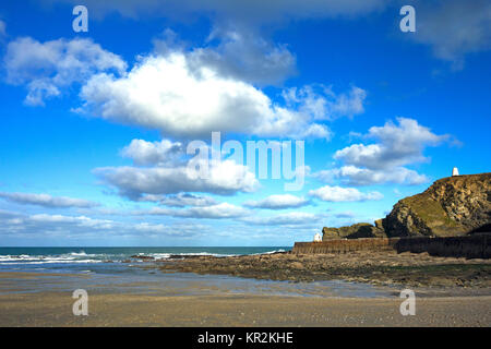 Journée d'hiver ensoleillée à portreath beach à Cornwall, Angleterre, Grande-Bretagne, Royaume-Uni. Banque D'Images