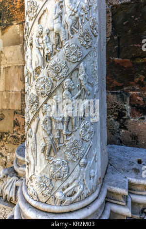 Colonne en marbre sculpté dans le cloître de la Cathédrale de Lisbonne à Lisbonne, Portugal Banque D'Images