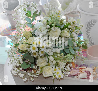 Photo d'un coulant, bouquet de mariée tout en blanc avec l'hydrangea, roses, des asters Monte Casino, gypsophile, eucalyptus gunnii. Joli pour un mariage le jardin Banque D'Images