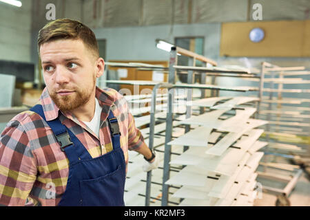 Jeune employé d'usine à l'atelier Banque D'Images