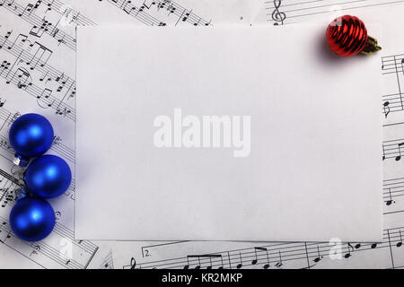 Décorations de Noël sur la table et la feuille avec de la musique pas Banque D'Images