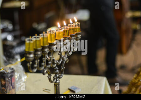 Image de la fête juive de Hanukkah menorah chandelier traditionnel avec l'arrière-plan Banque D'Images