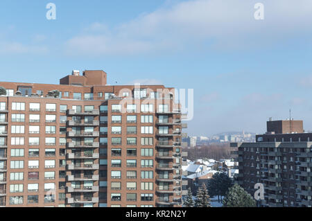 Condo moderne avec d'immenses fenêtres des bâtiments et d'un balcon à Montréal, Canada. Banque D'Images