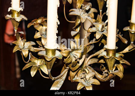 Closeup détail du vieux lustre en bronze avec des bougies de cire dégoulinant Banque D'Images