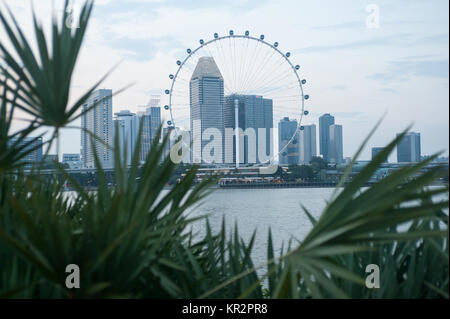 11.03.2017, Singapour, République de Singapour, en Asie - une vue sur Marina Bay avec la ville et le Singapore Flyer. Banque D'Images