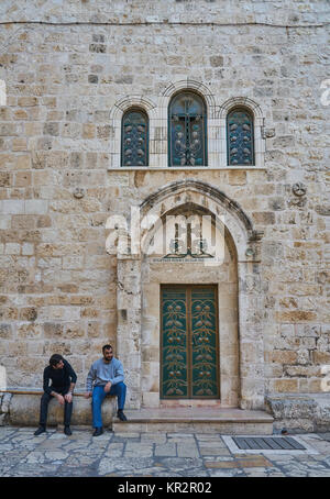 Remorquer les hommes assis à l'extérieur de l'église du Saint Sépulcre, Jérusalem, Israël Banque D'Images