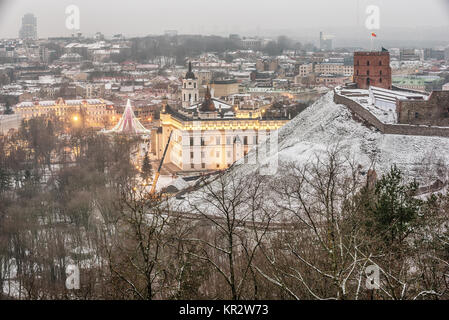 Vilnius, Lituanie : Vue aérienne de la vieille ville, l'arbre de Noël et des décorations dans la place de la Cathédrale Banque D'Images