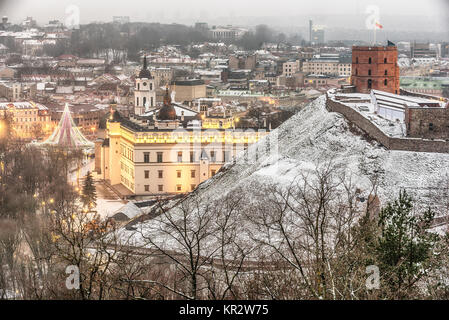 Vilnius, Lituanie : Vue aérienne de la vieille ville, l'arbre de Noël et des décorations dans la place de la Cathédrale Banque D'Images