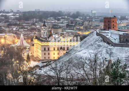 Vilnius, Lituanie : Vue aérienne de la vieille ville, l'arbre de Noël et des décorations dans la place de la Cathédrale Banque D'Images