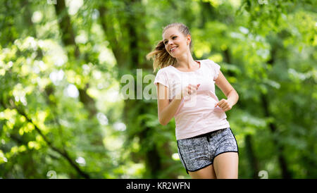 Belle femme jogging dans la nature Banque D'Images