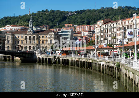 Ria de Bilbao. (Ria del Nervión).Sur le côté gauche l'hôtel de ville.Bilbao.Espagne Banque D'Images