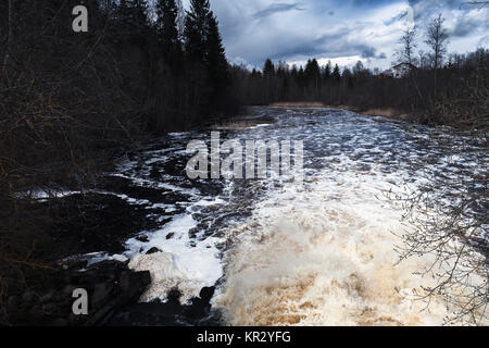 Après la chute d'un barrage sur la rivière Oredezh dans dark spring day. L'Oblast de Léningrad, en Russie Banque D'Images