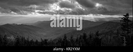 Clingmans Dome est le point le plus élevé dans le Great Smoky Mountain National Park, à une altitude de 6643 pieds. Par temps clair, il est possible de voir environ 100 kilomètres du sommet. La vue vers le sud, il est possible de distinguer la rivière Tuckasegee près du point où il forme le lac Fontana. La route de Clingmans Dome de l'autoroute 441 est à 7 milles de longueur et est fermé entre décembre et mars. Banque D'Images