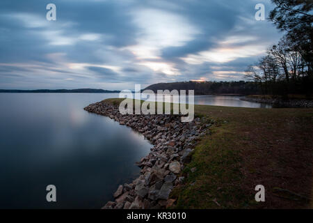 Keith Bridge Park est situé sur le Lac Lanier sur le côté ouest de Gainesville, GA de vieilles Keith Bridge Road. Le parc dispose de plusieurs équipements, dont un quai de bateau, pique-nique et une plage. Il peut être effectivement photographié au lever et au coucher du soleil en fonction du niveau d'eau dans le lac Lanier. Banque D'Images