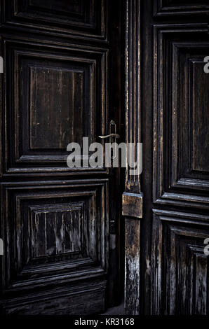 Vieille porte sombre et mystérieux partiellement ouvert Banque D'Images