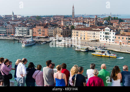 Italie : Venise. Aperçu de la ville depuis le pont du paquebot de croisière MS Westerdam exploité par la Holland America Line sur le canal de San Marco. Tourist Banque D'Images