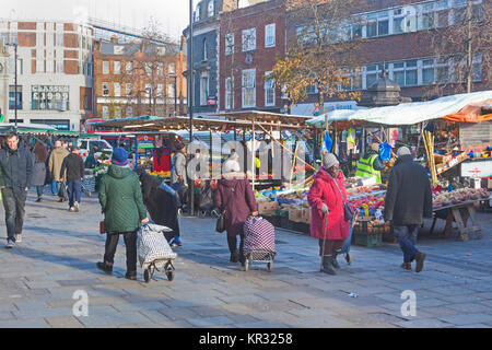 Londres, Lewisham le quotidien marché de fruits et légumes à Lewisham High Street Banque D'Images
