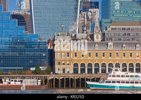 Nouvelles contrastées et de vieux bâtiments dans la ville de Londres, à l'ensemble de la rivière La Reine Elizabeth à pied sur la rive sud Banque D'Images