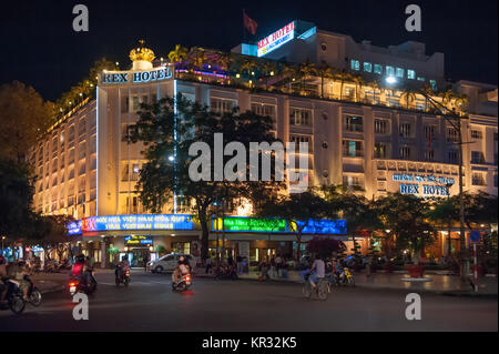 Hôtel Rex légendaire par nuit. Ce célèbre hôtel est un hangout pour les correspondants de guerre pendant la guerre du Vietnam. Banque D'Images