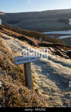 Bridleway panneau au-dessus du réservoir de Kinder près de fauche dans le Peak District, Derbyshire, Angleterre. Un matin d'hiver glacial. Banque D'Images