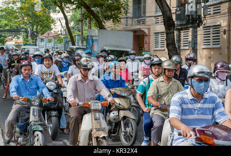 Le trafic lourd moto à Ho Chi Minh Ville. L'ancienne Saigon a une population de 8 millions de dollars et près de 4 millions de motos. Banque D'Images