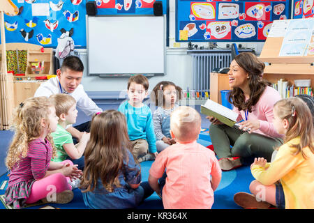 L'heure du conte à la Crèche Banque D'Images