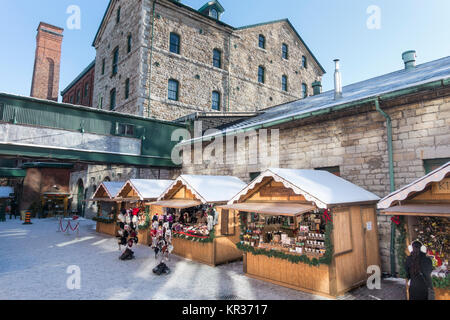 Les petits étals temporaires avec des vendeurs de marchandises de Noël dans la revitalisation et historique Distillery District de Toronto Ontario Canada Banque D'Images