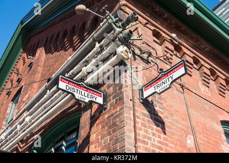Signes sur le côté d'un immeuble à l'intersection de la Distillerie lane et Trinité dans la distillerie historique quartier touristique en Toronto Canada Banque D'Images